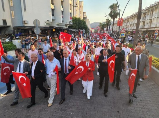 Marmaris'te demokrasi yürüyüşü yapıldı! Şehitler anıldı, dualar edildi